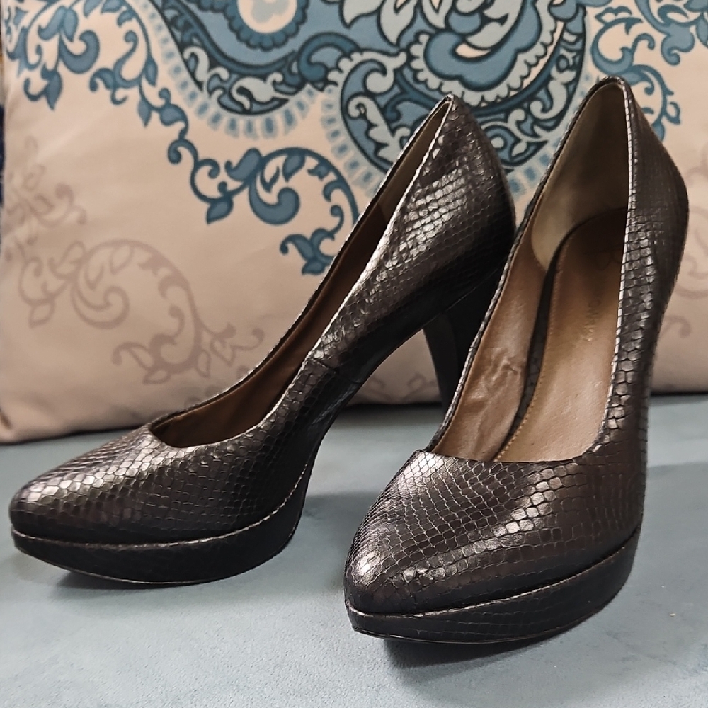 B. Makowsky Black Textured Heels